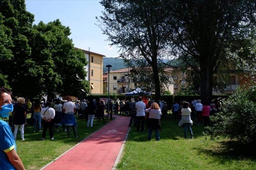 Prima messa domenicale post Covid-19 all'aperto a Rufina con vescovo Meini