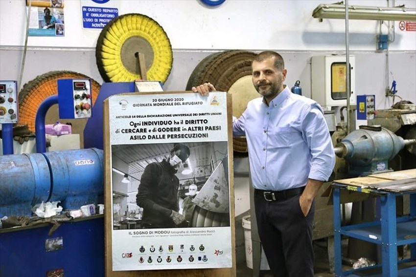 Il fotoamatore Alessandro Rucci, vincitore del concorso artistico “KEEP ACTIVE e DIFFONDI I DIRITTI”, assieme alla foto ""Il sogno di Modou"",""Ok!Valdisieve