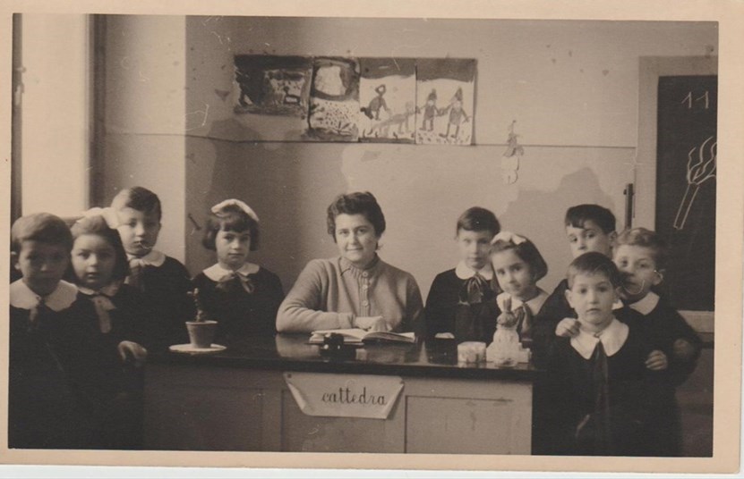 Sara Cerrini Melauri nella scuola di Doccia con alcuni suoi alunni