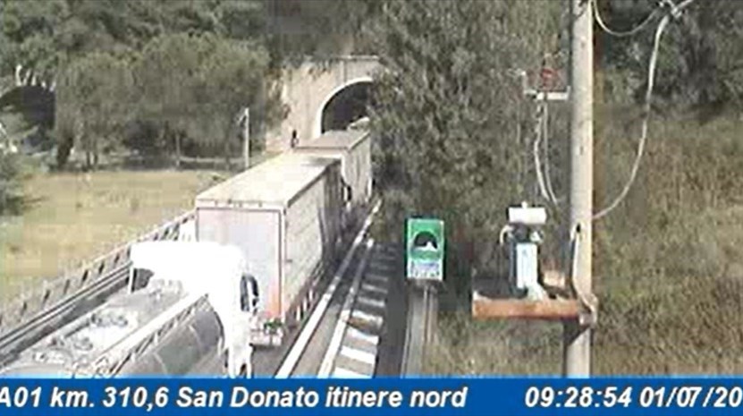 I veicoli fermi vicino alla galleria San Donato