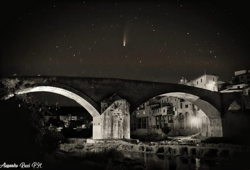 Nel cielo al centro la Cometa Neowise, al di sotto il Ponte Mediceo di Pontassieve