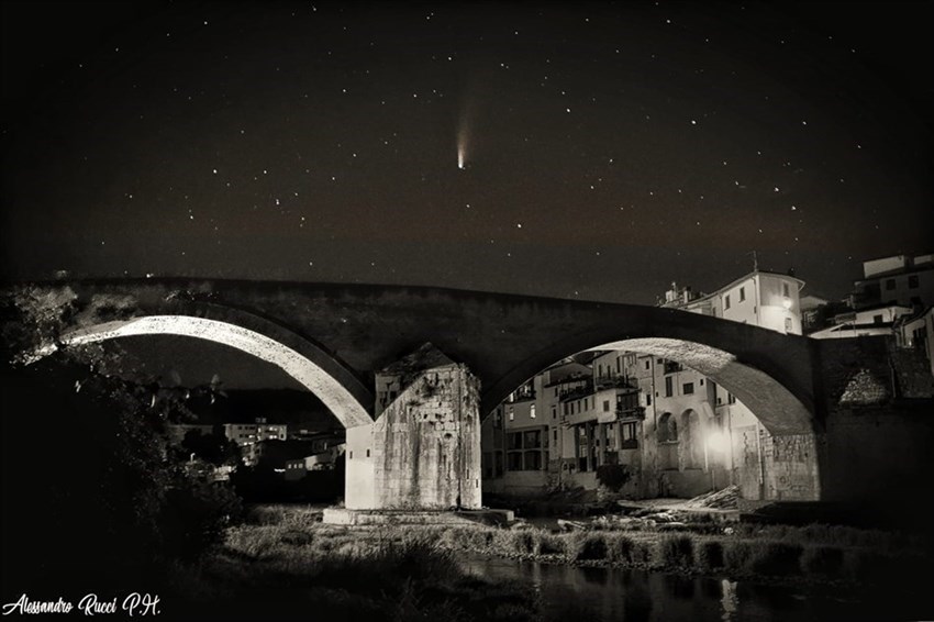 Scatti del fotografo Alessandro Rucci della Cometa Neowise su Pontassieve