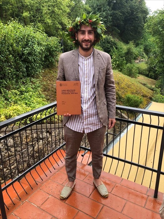 Il neo dottor Elia Massini nel giorno della sua laurea, 17 luglio 2020 con la tesi ""Lettere dalla Grande Guerra, dal Fronte a Pontassieve: 1915 -1918"",""Ok!Valdisieve