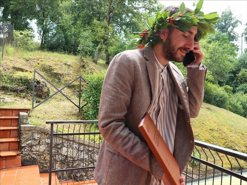 Il neo dottor Elia Massini nel giorno della sua laurea, 17 luglio 2020 con la tesi ""Lettere dalla Grande Guerra, dal Fronte a Pontassieve: 1915 -1918"",""Ok!Valdisieve