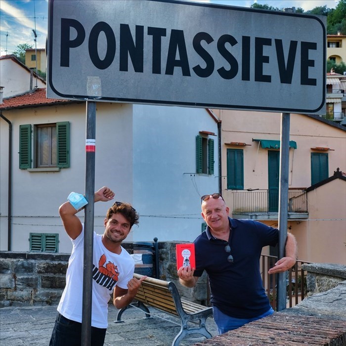 Wikipedro a Pontassieve per il firmacopie del suo nuovo libro con alcuni follower