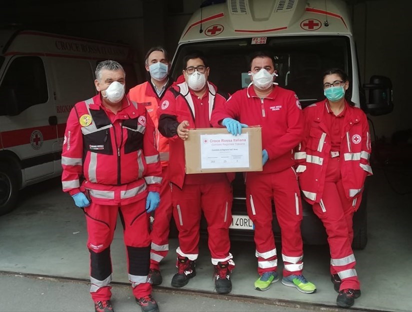 Alcuni operatori del Croce Rossa Rignano con il materiale sanitario ricevuto dalla Croce Rossa cinese durante il lockdown