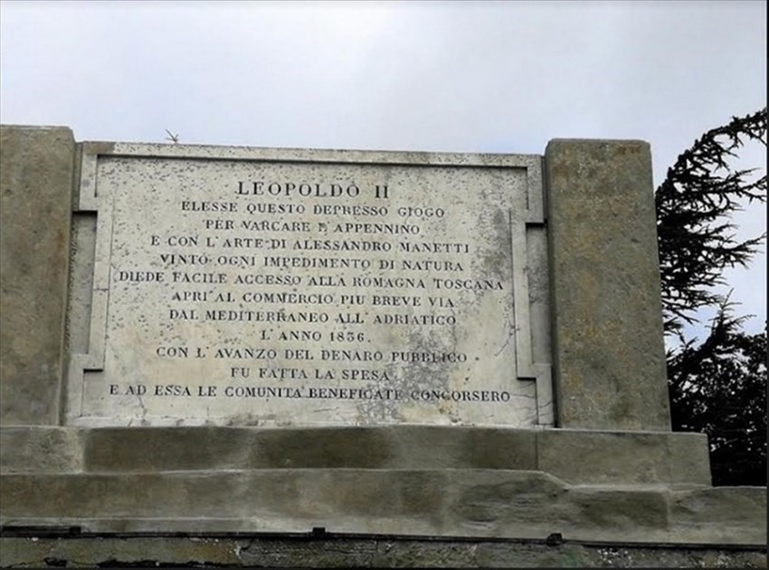 La monumentale lapide collocata sul Muraglione in cima al Passo