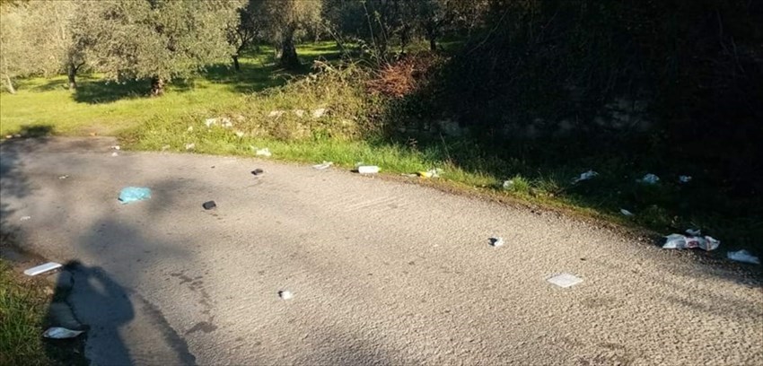 Foto denuncia di Rufina Che Verrà sulla situazione rifiuti e strade nel Comune di Rufina