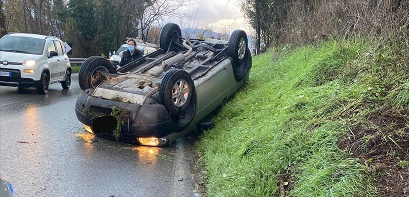 Auto ribaltata a Reggello