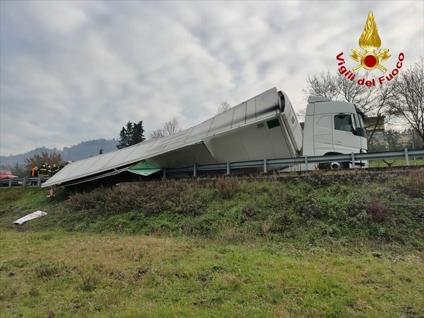 Autotreno ribaltato a Carbonile