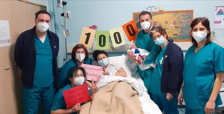 Il personale dell'OSMA, la neo- mamma ed il neo-babbo e Anita: la millesima nascitura del 2020