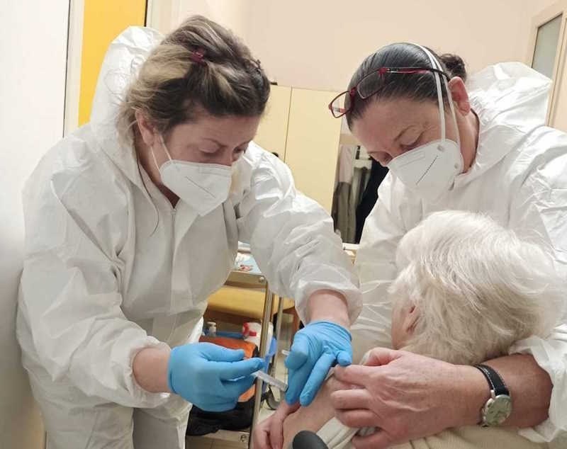 Nonna Luciana (97 anni), ospite della RSA Monsavano mentre le iniettano il vaccino