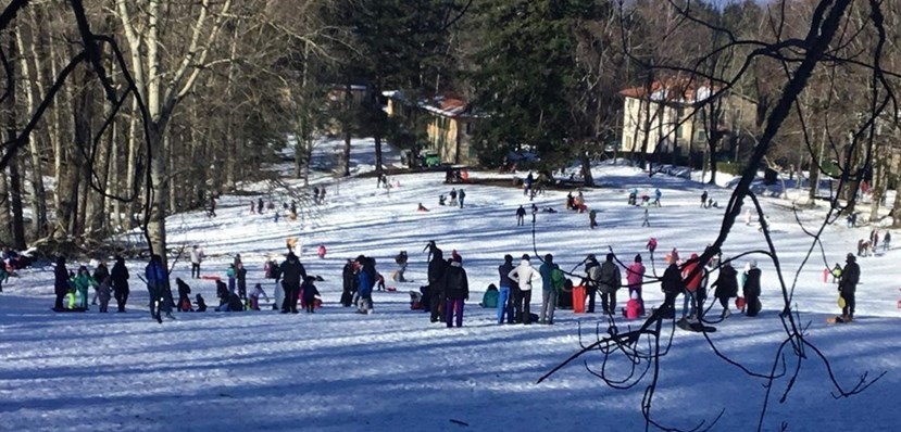 Pratone di Vallombrosa con la neve ed i visitatori - sabato 16 gennaio 2021
