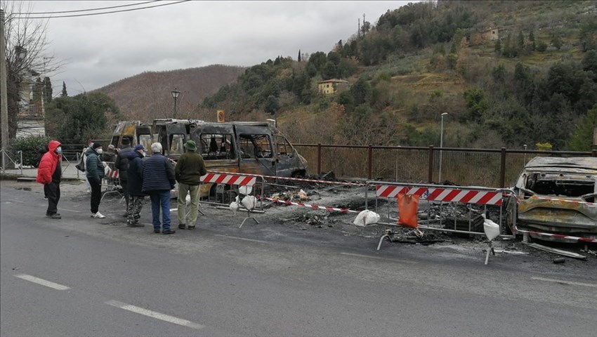 San Godenzo, cosa rimane dopo il rogo dei mezzi