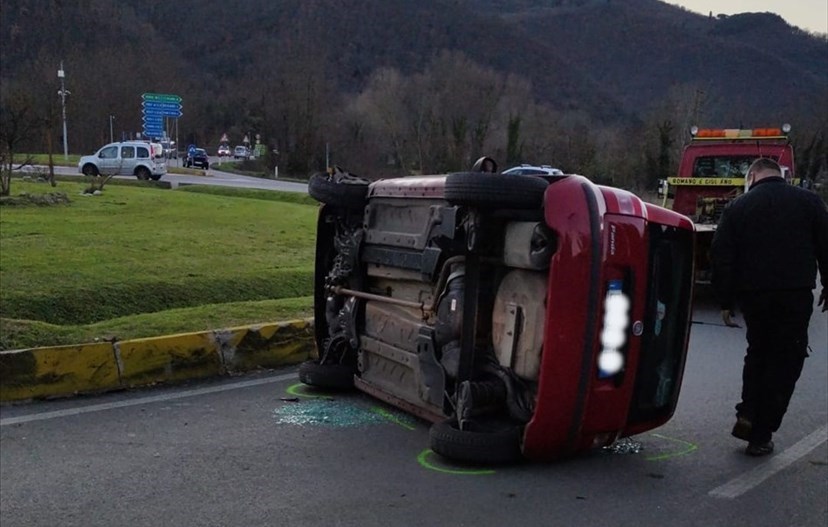 Panda ribaltata nella rotonda a Pontassive