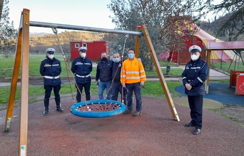Momento della reinstallazione della altalena rubata presso il Parco delle Montagnole a Pontassieve