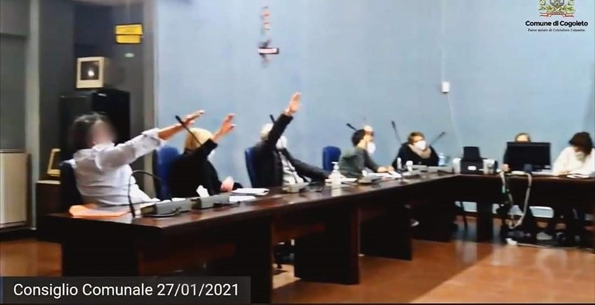 Consiglio comunale di Cogoleto (GE) in occasione del Giorno della Memoria - tre consiglieri della Lega votano un ODG con saluto fascista