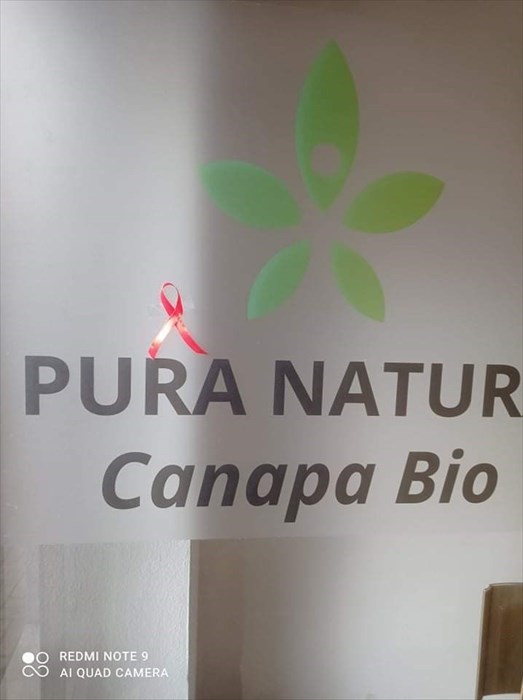 La distribuzione dei fiocchi di Andrea ad amici e cittadini di Rufina in occasione della giornata mondiale contro la lotta al cancro