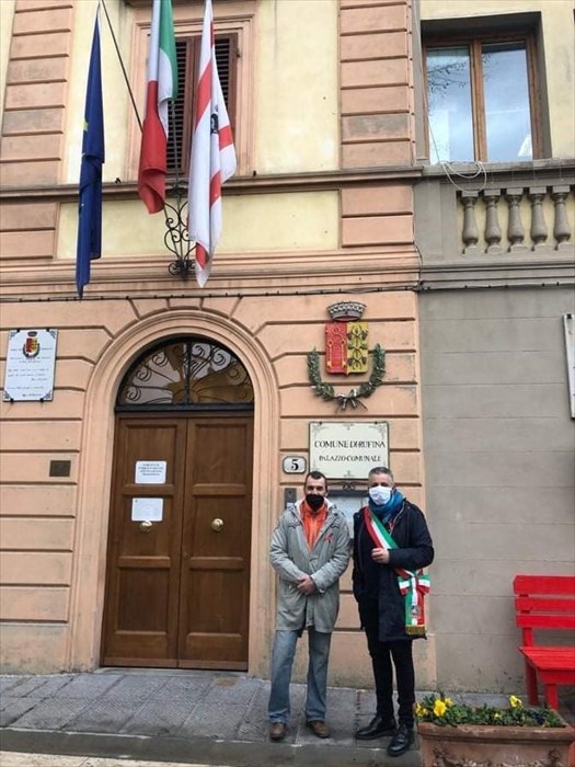 La distribuzione dei fiocchi di Andrea ad amici e cittadini di Rufina in occasione della giornata mondiale contro la lotta al cancro