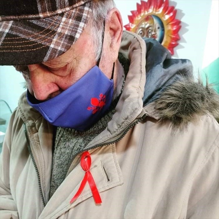 La distribuzione dei fiocchi di Andrea ad amici e cittadini di Rufina in occasione della giornata mondiale contro la lotta al cancro