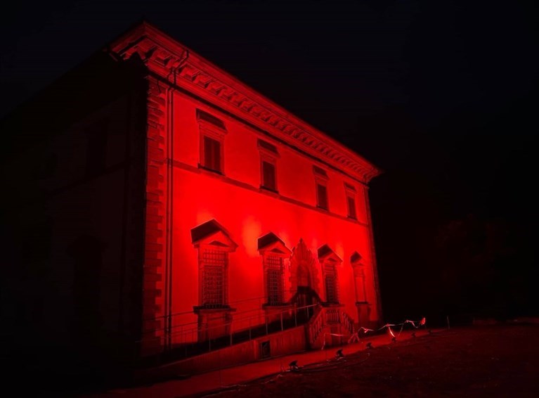 Palazzo comunale illuminato di rosso
