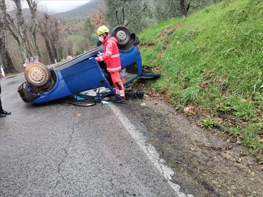 Auto ribaltata sulla Sp17 e intevento soccorsi