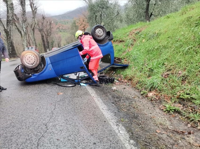 Auto ribaltata sulla Sp17 e intevento soccorsi