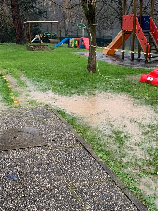 Pavimentazione esterna usurata della Scuola materna Mario Lodi : le foto di segnalazioni dei genitori