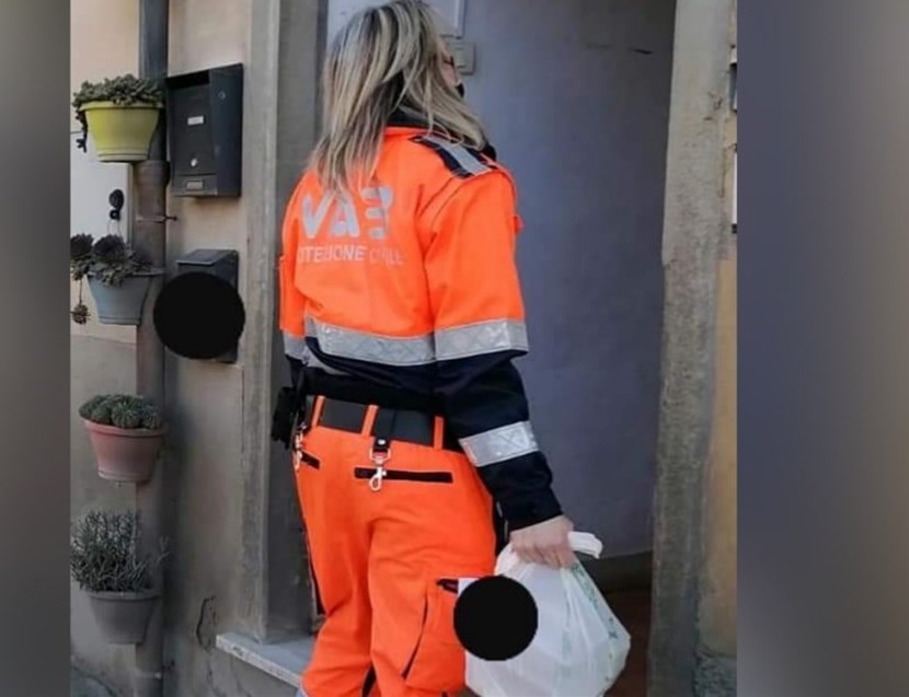 La consegna a domicilio di Vab dei pasti alle famiglie in difficoltà preparati dalle associazioni