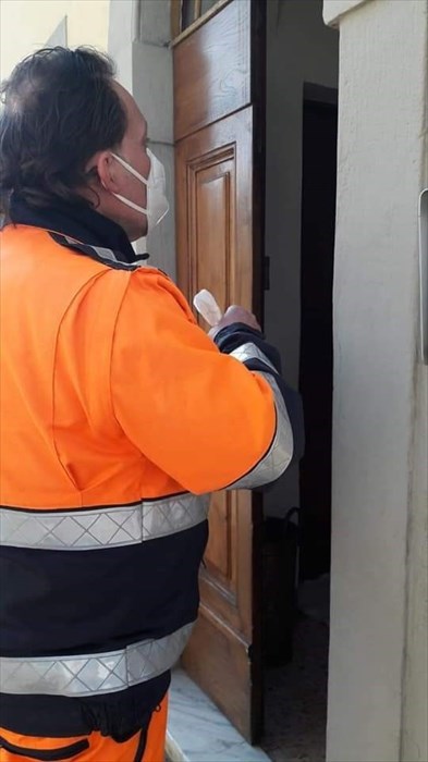 La consegna a domicilio di Vab dei pasti alle famiglie in difficoltà preparati dalle associazioni