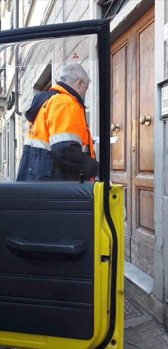 La consegna a domicilio di Vab dei pasti alle famiglie in difficoltà preparati dalle associazioni