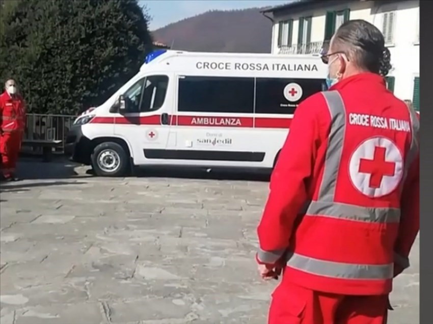 Di spalle il Presidente della CRI San Godenzo Alessandro Massai