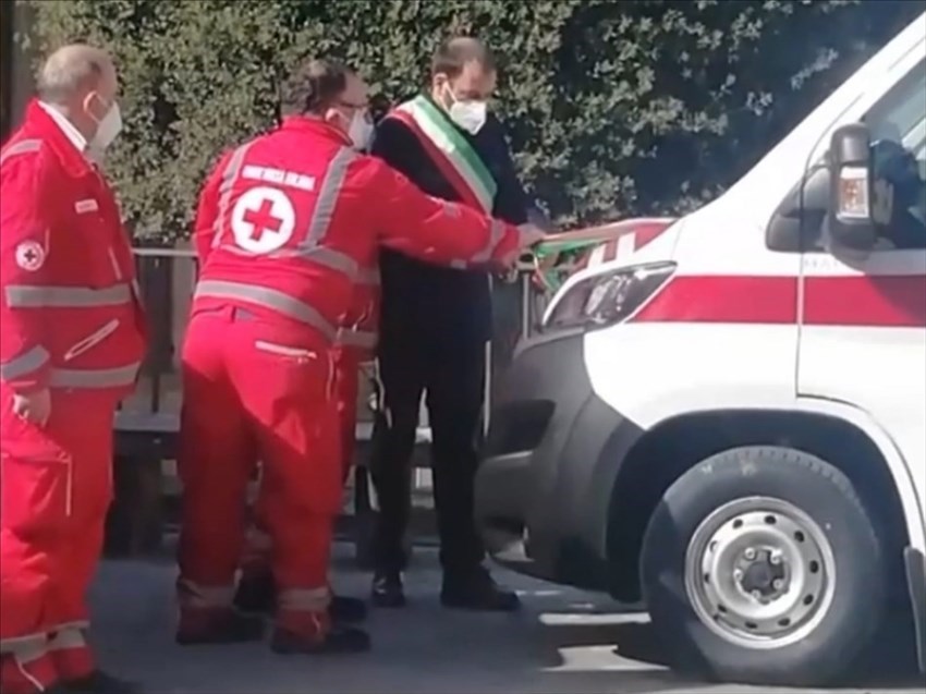 Il Sindaco Emanuele Piani ed i volontari CRI al taglio del nastro