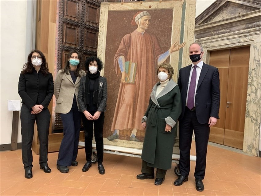 Eike Schmidt insieme alla equipe che ha restaurato il Dante di Andrea del Castagno (in secondo piano il quadro)