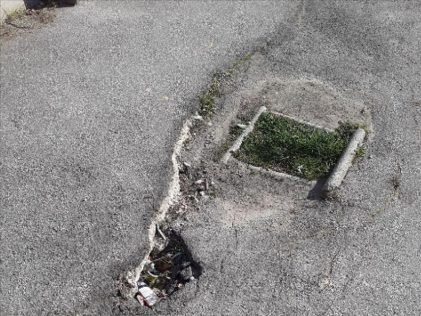 Particolare del marciapiede in Viale Duca della Vittoria a Rufina davanti alla Cantina Masi