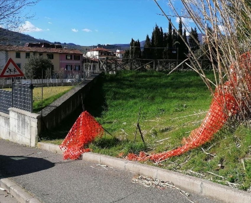 Barre di ferro esposte e telo da cantiere lacerato in Via Papa Giovanni XXIII in prossimità scuola primaria di Rufina