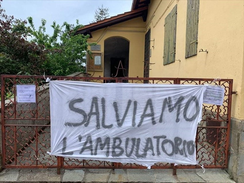 Striscioni per salvare ambulatorio a Pomino