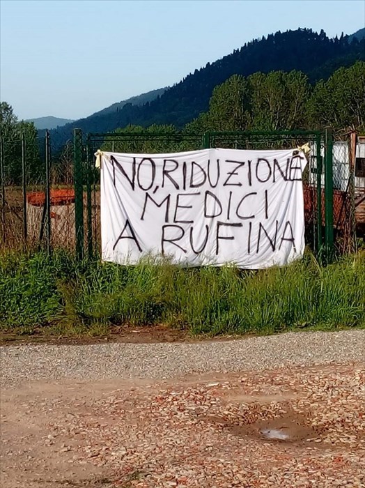 Striscioni per salvare ambulatorio a Pomino