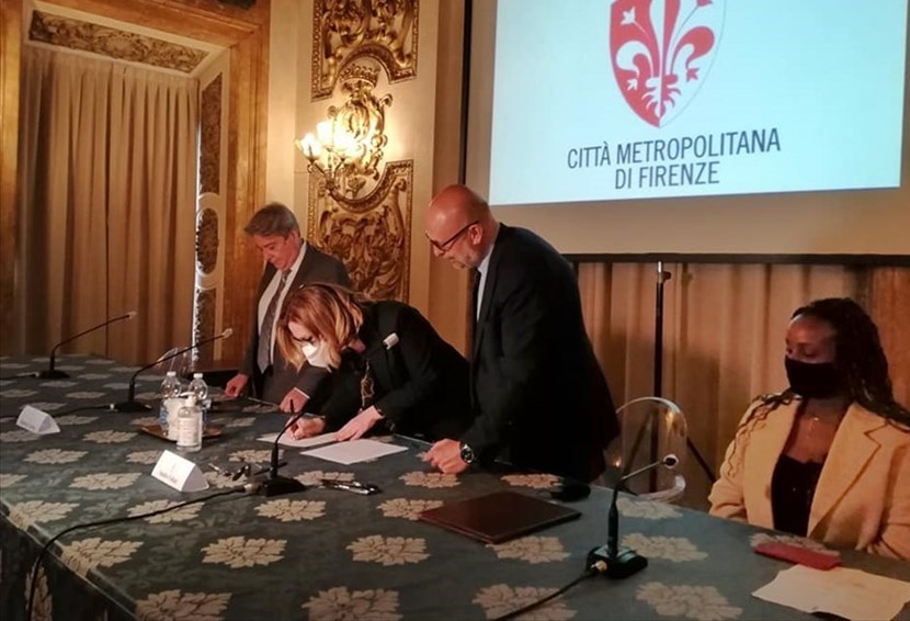 Sindaco di Pontassieve Monica Marini che firma il patto di legalità