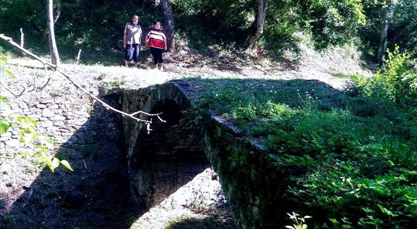 Vieri Chini e Marilisa Cantini sullo sfondo davanti all’antico ponte di Cicaleto.