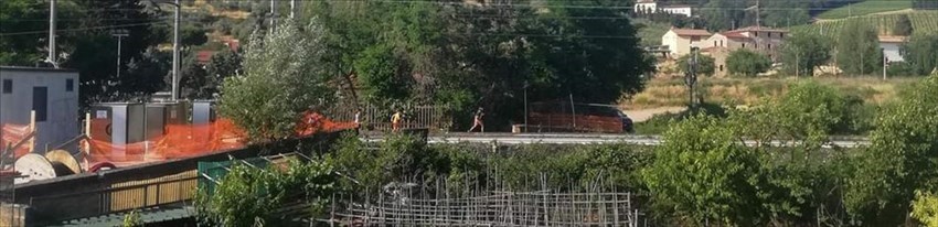 Soggetti correre lungo la ferrovia a Sieci: le foto denuncia