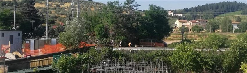 Soggetti correre lungo la ferrovia a Sieci: le foto denuncia