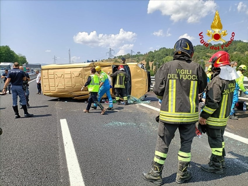 Pulmino ribaltato in A1 - Incidente