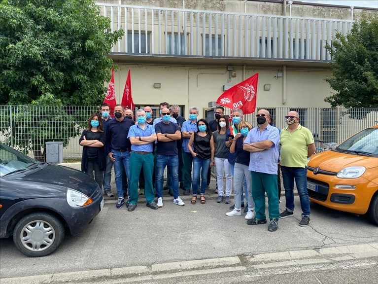 Uno dei presidi per dire ""no ai licenziamenti"",""Vito Maida Sindaco di Rufina