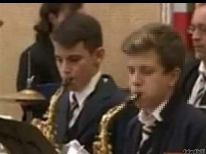 Mirko Mori mentre suona il Sax con la classe