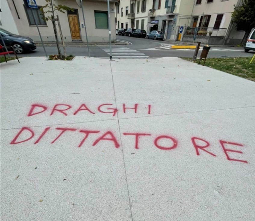 Graffiti su asfalto, ""Draghi dittatore"",""Ok!Valdisieve