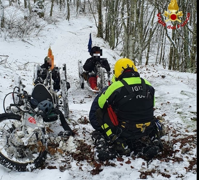 Londa handbike - tre recuperati dai Vigili del Fuoco