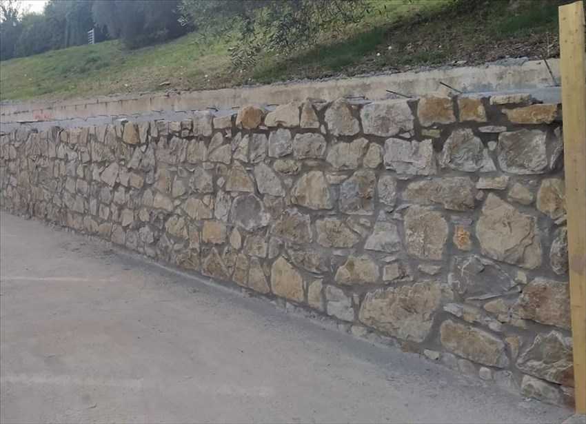 Scatto attuale di una parte del muro sistemato del Parcheggio di Via della Resistenza