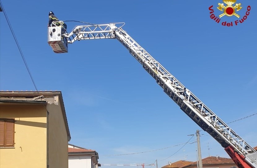 Crollo del tetto dell'abitazione a Leccio, l'intervento dei Vigili del Fuoco