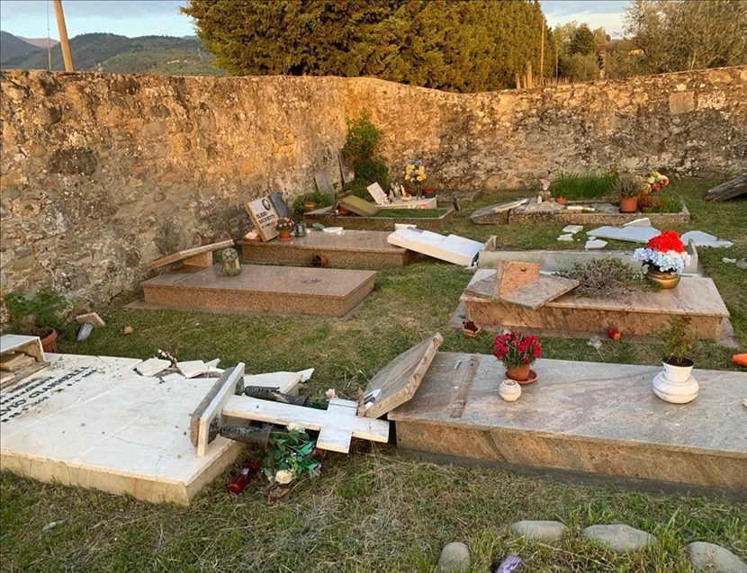 Tombe distrutte al Cimitero di Borgo a Cascia